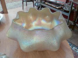 Coupe alveolee en verre irridescent
