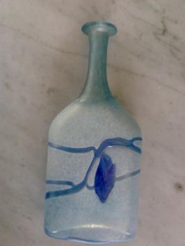 Vase soliflore en pâte de verre signé Bertil Vallien