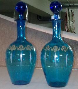 Carafes NIII en verre bleu emaille