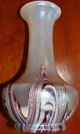 Vase verre irridescent flammé en base Rindskopf (Bohême)
